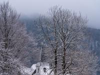 Winterliche Landschaft am Lochgrabenbach mit ev. Kirche in Aschau